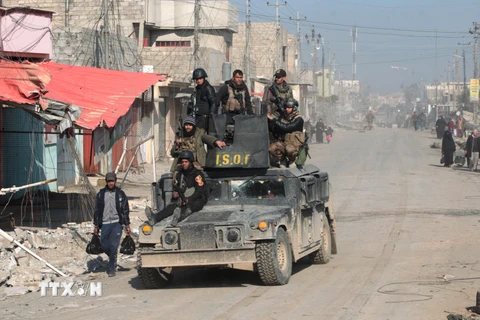 Lực lượng đặc nhiệm Iraq tuần tra tại thành phố Mosul. (Nguồn: AFP/TTXVN)