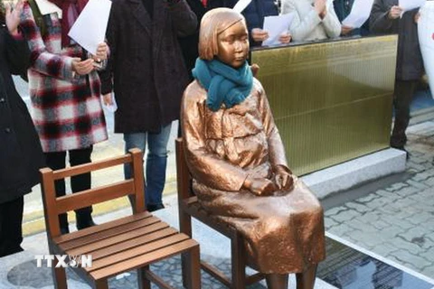 Bức tượng phụ nữ mua vui bên ngoài Lãnh sự quán Nhật Bản ở Busan. (Nguồn: Kyodo/TTXVN)
