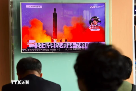 Người dân Hàn Quốc xem bản tin truyền hình về vụ phóng tên lửa của Triều Tiên tại một nhà ga ở thủ đô Seoul, Hàn Quốc. (Nguồn: AFP/TTXVN)
