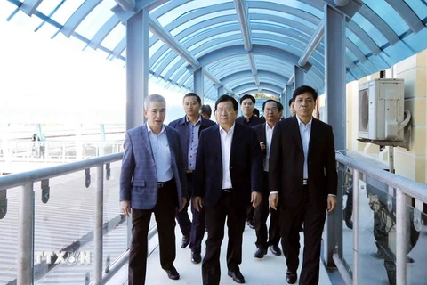 Phó Thủ tướng Trịnh Đình Dũng kiểm tra hệ thống cơ sở hạ tầng đường sắt tại ga Hà Nội. (Ảnh: An Đăng/TTXVN)