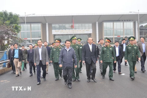 Phó Thủ tướng Trương Hòa Bình thăm cửa khẩu đường bộ Kim Thành - Cửa khẩu Quốc tế Lào Cai. (Ảnh: Hồng Ninh/TTXVN)