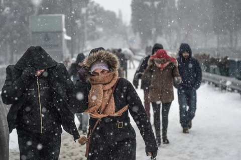 Người dân đi lại vất vả trong bão tuyết ở Istanbul. (Nguồn: AFP)