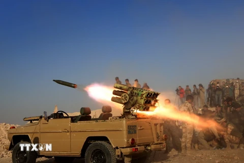 Lực lượng Peshmerga bắn tên lửa từ làng Sheikh Ali gần thị trấn Bashiqa, cách Mosul 25km về phía Đông Bắc. (Nguồn: AFP/TTXVN)