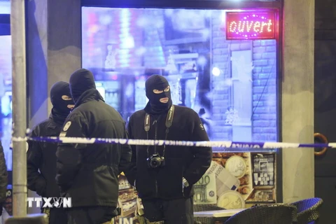 Cảnh sát Bỉ trong chiến dịch truy quét khủng bố tại quận Schaerbeek , thủ đô Brussels. (Nguồn: EPA/TTXVN)