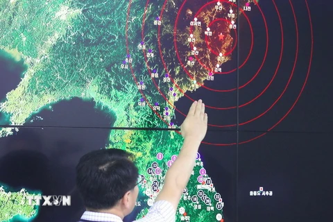 Một chuyên gia Cơ quan Khí tượng Hàn Quốc phân tích các dư chấn đo được sau vụ nổ được cho là vụ thử hạt nhân của Triều Tiên. (Nguồn: AFP/TTXVN)
