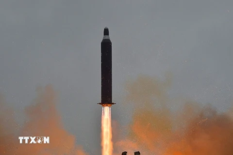 Tên lửa đạn đạo chiến lược tầm xa đất đối đất Hwasong-10 được phóng tại một địa điểm bí mật của Triều Tiên. (Nguồn: EPA/TTXVN)