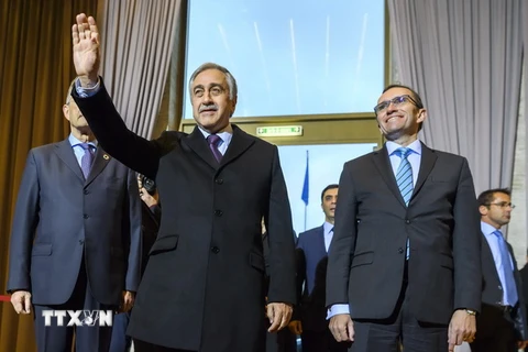 Đại diện cho cộng đồng người Cyprus gốc Hy Lạp, ông Mustafa Akinci (trái) và Đặc phái viên LHQ về tái thống nhất đảo Cyprus, ông Espen Barth Eide (phải) trước vòng đàm phán tại Geneva. (Nguồn: AFP/TTXVN)