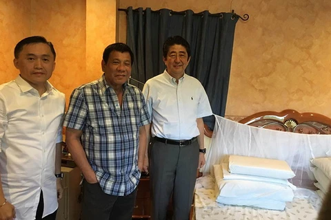 Thủ tướng Nhật Bản Shinzo Abe và Tổng thống Philippines Rodrigo Duterte thăm ngôi nhà của gia đình ông Duterte tại Davao. (Nguồn: philstar.com)