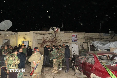 Binh sỹ Syria điều tra tại hiện trường vụ đánh bom ở Kafr Sousa. (Nguồn: AFP/TTXVN)