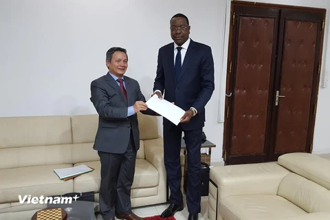 Đại sứ Phạm Quốc Trụ gặp Bộ trưởng Ngoại giao Senegal Mankeur Ndiaye. (Ảnh: Thanh Bình/Vietnam+)