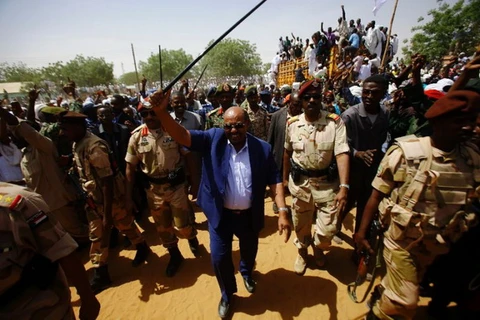 Tổng thống Sudan Omar al-Bashir trong một chuyến thăm khu vực Tây Darfur. (Nguồn: AFP)