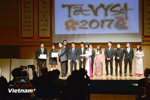 Đại diện Đại sứ quán Việt Nam tại Nhật Bản trao bằng khen cho các thành viên xuất sắc các Chi hội Thanh niên, Sinh viên Việt Nam tại Nhật Bản. (Ảnh: Thành Hữu/Gia Quân)
