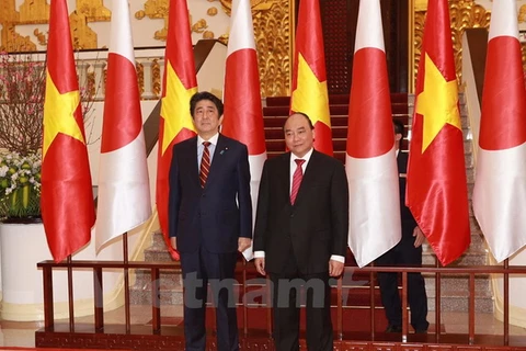 Thủ tướng Nguyễn Xuân Phúc và Thủ tướng Nhật Bản Shinzo Abe tại lễ đón. (Ảnh: Lê Minh Sơn/Vietnam+)