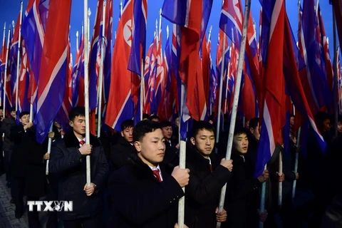Người dân Triều Tiên tham gia tuần hành ủng hộ lãnh đạo Kim Jong-un tại quảng trường Kim Nhật Thành. (Nguồn: AFP/TTXVN)