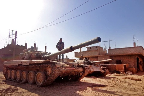 Xe tăng của IS tấn công vào sâu bên trong khu vực hiện do chính phủ kiểm soát ở thành phố Deir Ezzor. (Nguồn: AFP) 