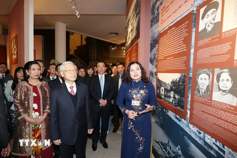 Tổng Bí thư Nguyễn Phú Trọng và các đại biểu tham quan các gian trưng bày tại triển lãm. (Ảnh: Trí Dũng/TTXVN)