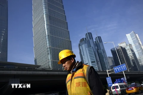 Một công trình đang được xây dựng tại Bắc Kinh, Trung Quốc. (Nguồn: AFP/TTXVN)