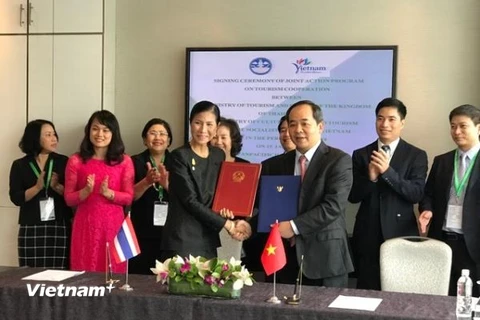 Thứ trưởng Lê Khánh Hải và Bộ trưởng Bộ Du lịch và Thể thao Thái Lan, bà Kobkarn Wattanavrangkul ký chương trình hợp tác giữa hai nước về du lịch trong giai đoạn 2017-2018. (Ảnh: Mỹ Bình/Vietnam+)