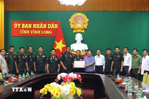 Đoàn cán bộ sỹ quan Bộ Tư lệnh Cảnh vệ Hoàng gia Campuchia chúc tết lãnh đạo tỉnh Vĩnh Long. (Ảnh: Phạm Minh Tuấn/TTXVN)
