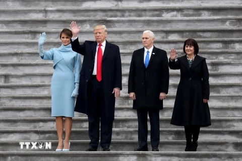 Tân Tổng thống Donald Trump (thứ hai, trái), tân Phó Tổng thống Mike Pence (thứ hai, phải) sau lễ tuyên thệ nhậm chức tại Washington, DC. (Nguồn: EPA/TTXVN)