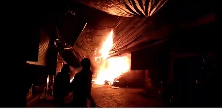 Hà Nội: Cháy lớn kèm nhiều tiếng nổ tại chợ Dịch Vọng 