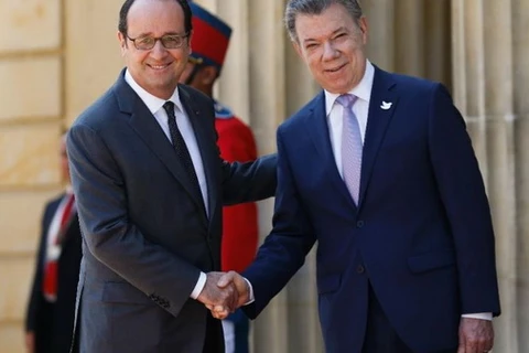 Tổng thống Pháp Francois Hollande và Tổng thống Colombia Juan Manuel Santos tại lễ đón ở Bogota. (Nguồn: AP)