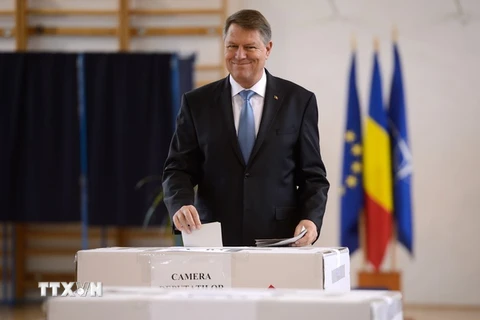 Tổng thống Romania Klaus Iohannis bỏ phiếu bầu Quốc hội tại Bucharest ngày 11/12. (Nguồn: AFP/TTXVN)