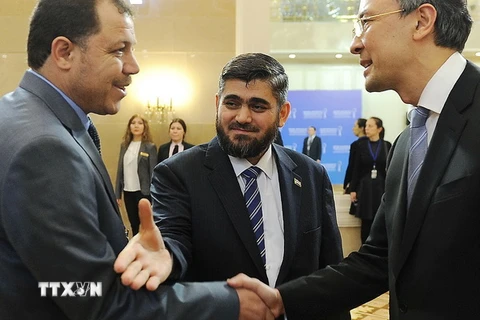 Trưởng phái đoàn phe đối lập Mohammad Alloush (giữa) tại cuộc hòa đàm ở thủ đô Astana. (Nguồn: AFP/TTXVN)
