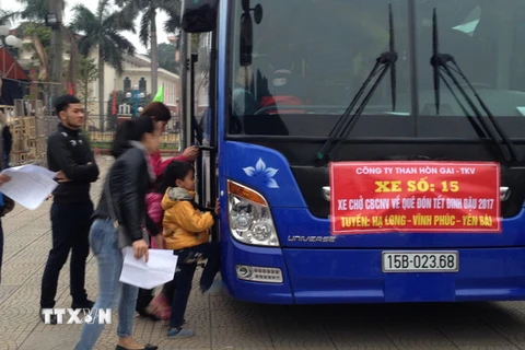Công nhân ngành Than được hỗ trợ xe khách đưa về quê đón Tết. (Ảnh: Trung Nguyên/TTXVN)