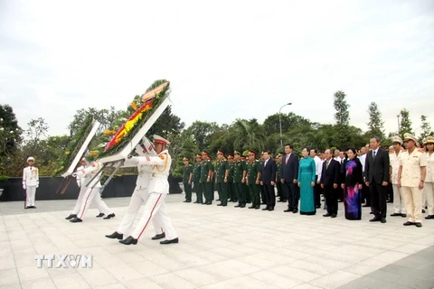 Đoàn lãnh đạo TP.HCM và Quân khu 7 viếng đặt vòng hoa và dâng hương tại nghĩa trang Liệt sỹ Thành phố. (Ảnh: Thanh Vũ/TTXVN)