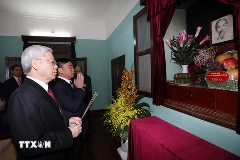 Tổng Bí thư Nguyễn Phú Trọng thắp hương tưởng niệm Chủ tịch Hồ Chí Minh tại Nhà 67 . (Ảnh : Trí Dũng/TTXVN)