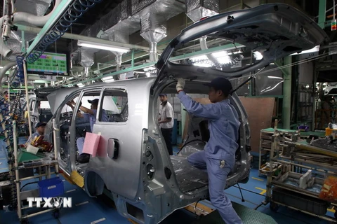 Lắp ráp ôtô tại nhà máy Toyota Phúc Yên. (Ảnh: Trần Việt/TTXVN)