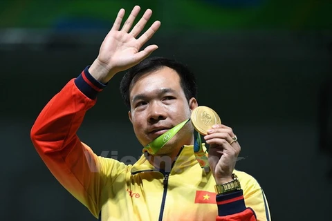 Hoàng Xuân Vinh trên bục chiến thắng sau tấm huy chương Vàng 10m súng ngắn hơi, xác lập kỷ lục mới tại Olympic Rio 2016. (Nguồn: Reuters)