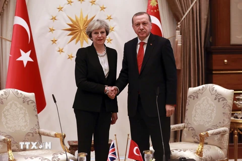 Tổng thống Thổ Nhĩ Kỳ Recep Tayyip Erdogan (phải) và Thủ tướng Anh Theresa May (trái) tại cuộc gặp ở Ankara. (Nguồn: AFP/TTXVN)