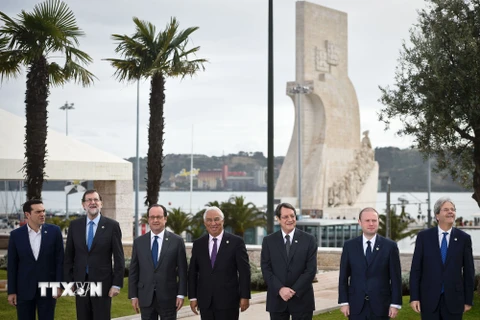 Tổng thống Pháp Francois Hollande (thứ 3 trái) và các nhà lãnh đạo Nam Âu tại Hội nghị ở Lisbon. (Nguồn: AFP/TTXVN) 