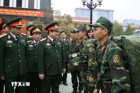 Bộ trưởng Ngô Xuân Lịch kiểm tra công tác tại Lữ đoàn 205. (Ảnh: Thông tấn quân sự)