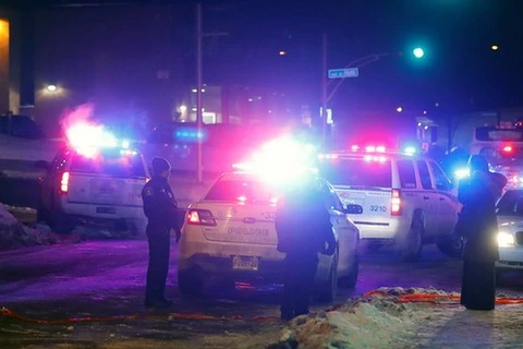 Xe cảnh sát phong tỏa lối vào thành đường Hồi giáo ở Quebec. (Nguồn: Reuters)
