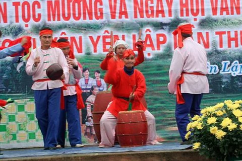 Các nghệ nhân dân gian huyện Yên Lập trong điệu Múa trống đu. (Nguồn: phutho.gov.vn)