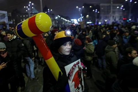 Người dân Romania biểu tình phản đối sắc lệnh ân xá cho những chính trị gia tham nhũng. (Nguồn: Reuters)
