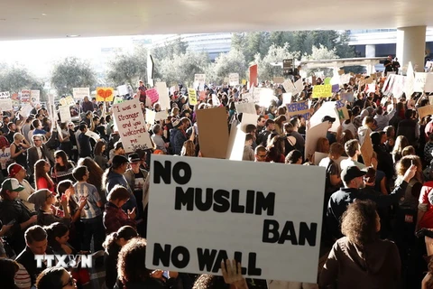 Người dân Mỹ biểu tình phản đối sắc lệnh cấm người tị nạn nhập cảnh của tân Tổng thống Mỹ tại sân bay quốc tế San Francisco ở bang California. (Nguồn: AFP/TTXVN)
