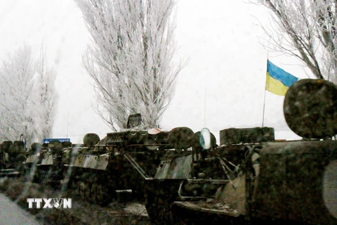Xe quân sự của quân đội Ukraine trên đường tới Donetsk. (Nguồn: THX/TTXVN)