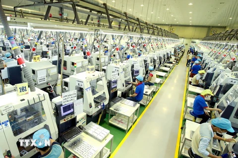 Dây chuyền sản xuất linh kiện điện tử tại Công ty Bokwang Vina (Khu công nghiệp Điềm Thụy). (Ảnh: Hoàng Hùng/TTXVN)