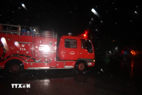 Xe chữa cháy đến hiện trường để dập lửa. (Ảnh: Nguyễn Sơn/TTXVN)