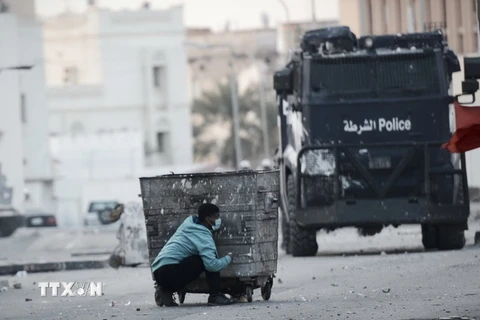 Xe của cảnh sát chống bạo động Bahrain tuần tra tại ngoại ô Manama nhằm ngăn chặn những người biểu tình quá khích. (Nguồn: AFP/TTXVN)
