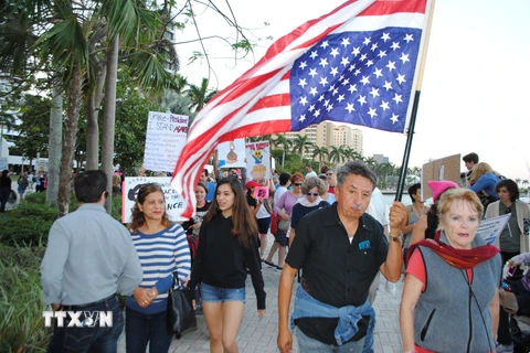 Biểu tình phản đối sắc lệnh của Tổng thống Trump ở West Palm Beach, Florida, Mỹ. (Nguồn: AFP/TTXVN)