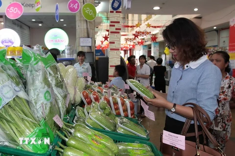 Người dân đi mua sắm tại siêu thị Saigon Co.opmart. (Ảnh: Thanh Vũ/TTXVN)