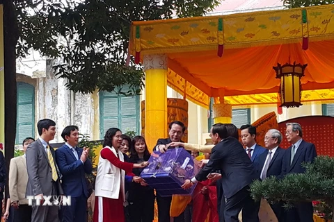 Chủ tịch nước Trần Đại Quang tham gia nghi lễ thả chim phóng sinh. (Ảnh: Đinh Thuận/TTXVN)