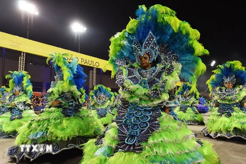 Các vũ công biểu diễn trong Lễ hội hóa trang Carnival tại thành phố Sao Paulo, Brazil. (Nguồn: AFP/TTXVN)