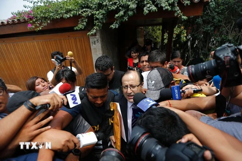 Thẩm phán Hamilton Castro trả lời báo giới sau khi khám xét nhà riêng của cựu Tổng thống Peru Alejandro Toledo ở Lima. (Nguồn: AFP/TTXVN)