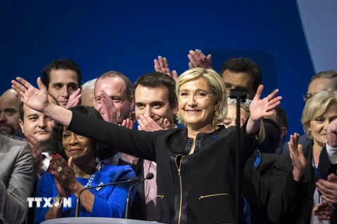 Ứng cử viên Marine Le Pen (giữa) phát biểu khởi động chiến dịch tranh cử ở Lyon. (Nguồn: EPA/TTXVN)